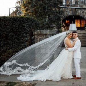 Enzoani wedding dress size 12 (comes with veil)